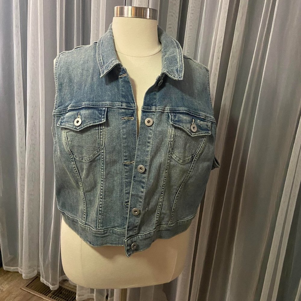 Size 4 Torrid Light blue denim vest NWOT